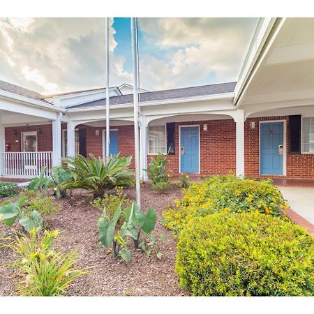 Barnwell Winton Inn & Suites المظهر الخارجي الصورة
