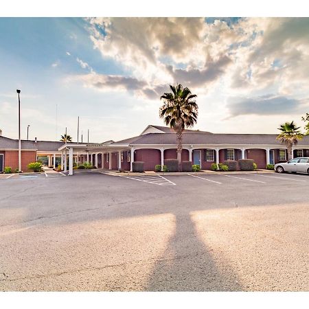 Barnwell Winton Inn & Suites المظهر الخارجي الصورة