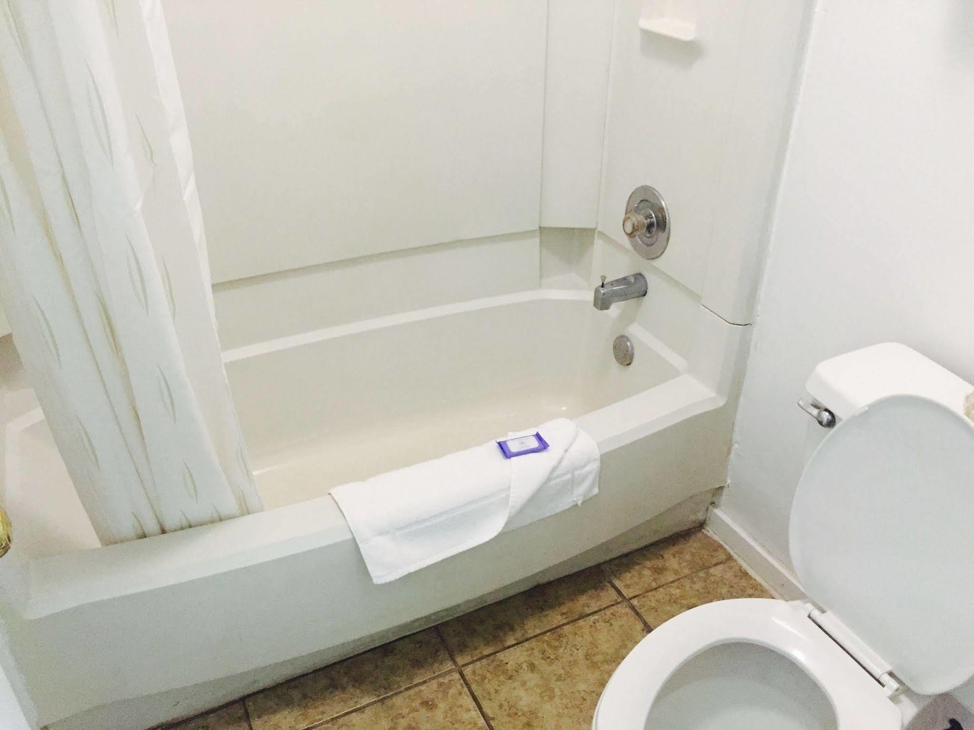 Barnwell Winton Inn & Suites المظهر الخارجي الصورة