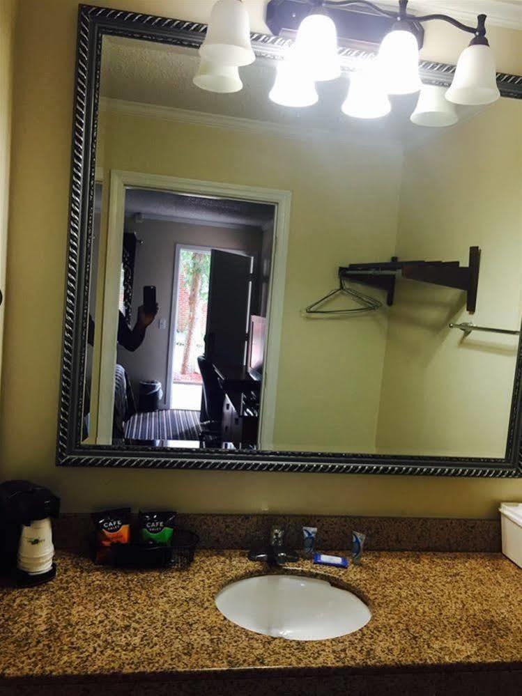 Barnwell Winton Inn & Suites المظهر الخارجي الصورة