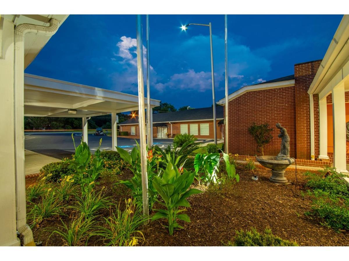 Barnwell Winton Inn & Suites المظهر الخارجي الصورة