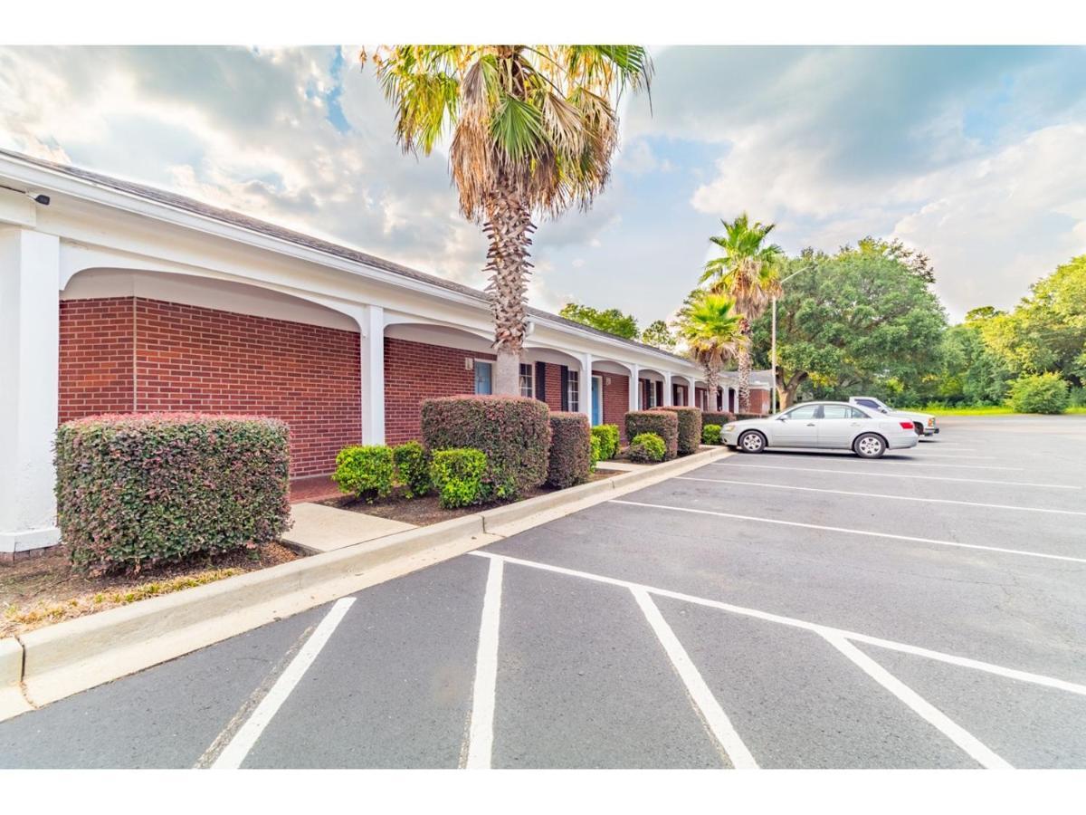 Barnwell Winton Inn & Suites المظهر الخارجي الصورة