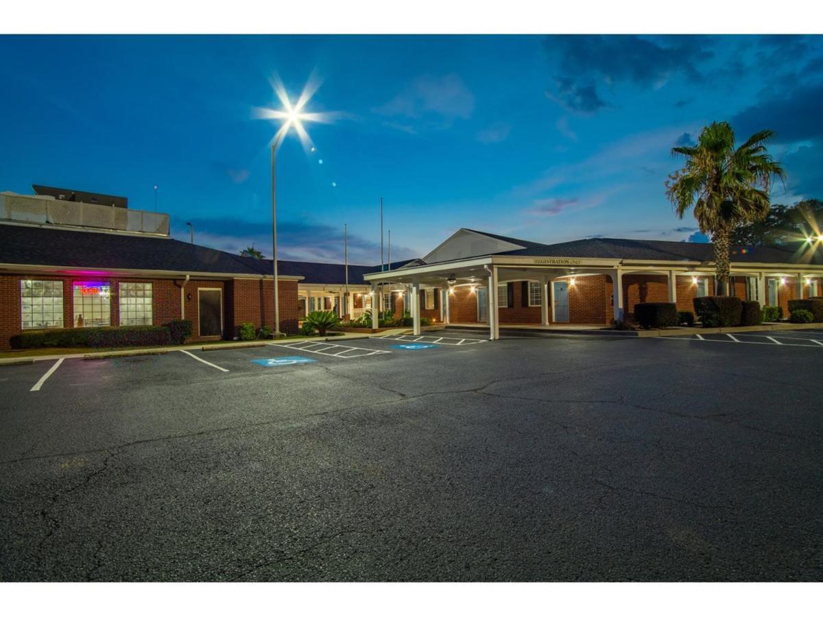 Barnwell Winton Inn & Suites المظهر الخارجي الصورة