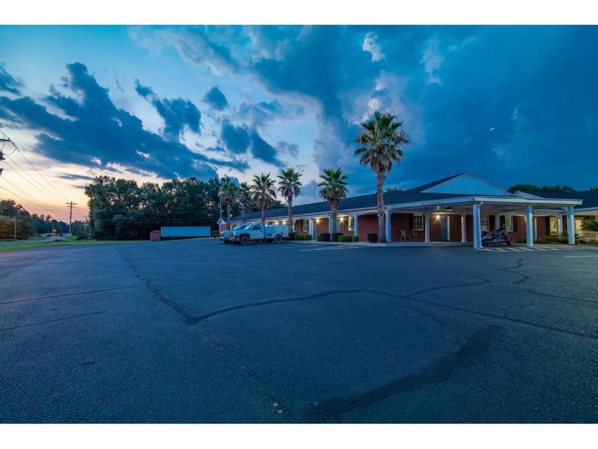 Barnwell Winton Inn & Suites المظهر الخارجي الصورة